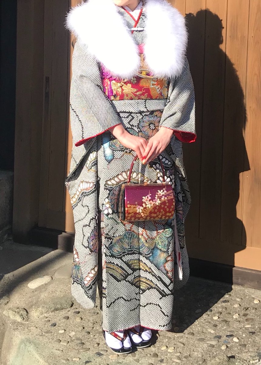 _nnchic's tweet photo. 振袖が流行っている?ので私も便乗…🤍

成人式で着た、黒の総絞りの振袖。
20歳には少し渋めで、当時は周りに同じような振袖を着ている人はいなかったけれど、今でも大好きな一着。

入籍前には帯や小物を婚礼仕様に変えて、もう一度袖を通しました💍

人生の節目に同じ振袖を着られたことが嬉しい🕊️ https://t.co/hMNxzi3GFJ