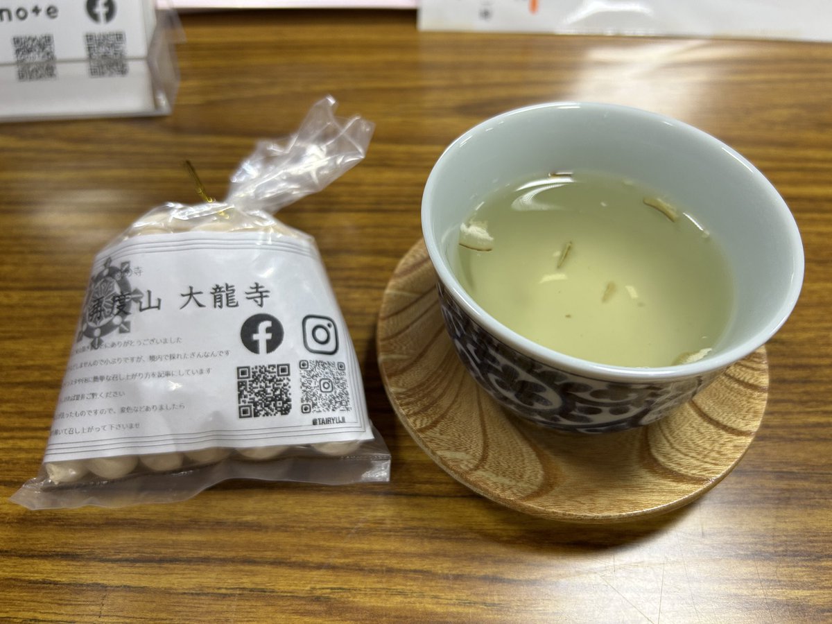 Ycreativelab's tweet photo. 本で読んだあの山へ行ってみよう

今日は友人と山へ。
数ヶ月前から準備してやっと実現しました。

雨上がり秋晴れ🍁
昨日までの大雨で木が倒れ、道が塞がれていたり、道を逆走して親切なおじさまコンビに助けていただいたり…
途中電波📶が入らないエリアもあり、
地図とコンパスを頼りに歩いていました。