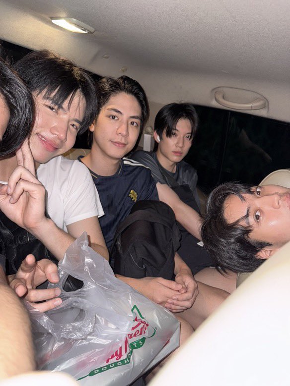 rahtipats's tweet photo. only friends ss3 😍 https://t.co/VN4S74xAij