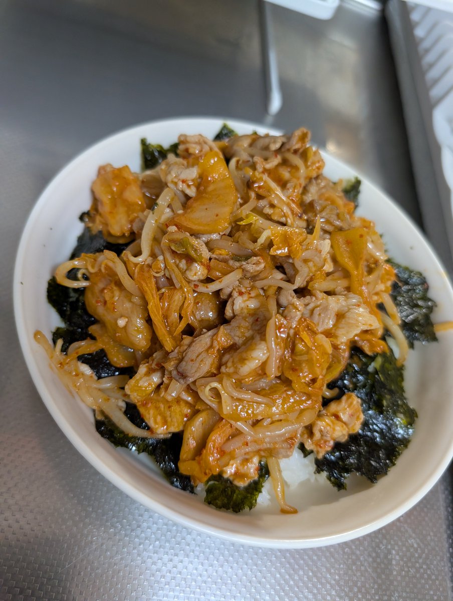 Inadasandayo123's tweet photo. ご飯のうえに韓国海苔をバラバラにして豚キムチをかけたもの https://t.co/509gbOPTVO