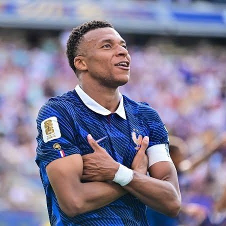 popular006's tweet photo. 🚨 𝗢𝗙𝗙𝗜𝗖𝗜𝗔𝗟: Kylian Mbappé becomes the FIRST French player in HISTORY to finish in the Ballon d'Or TOP 10 for NINE CONSECUTIVE editions! 🇫🇷💫 https://t.co/o1MJFrEn9s