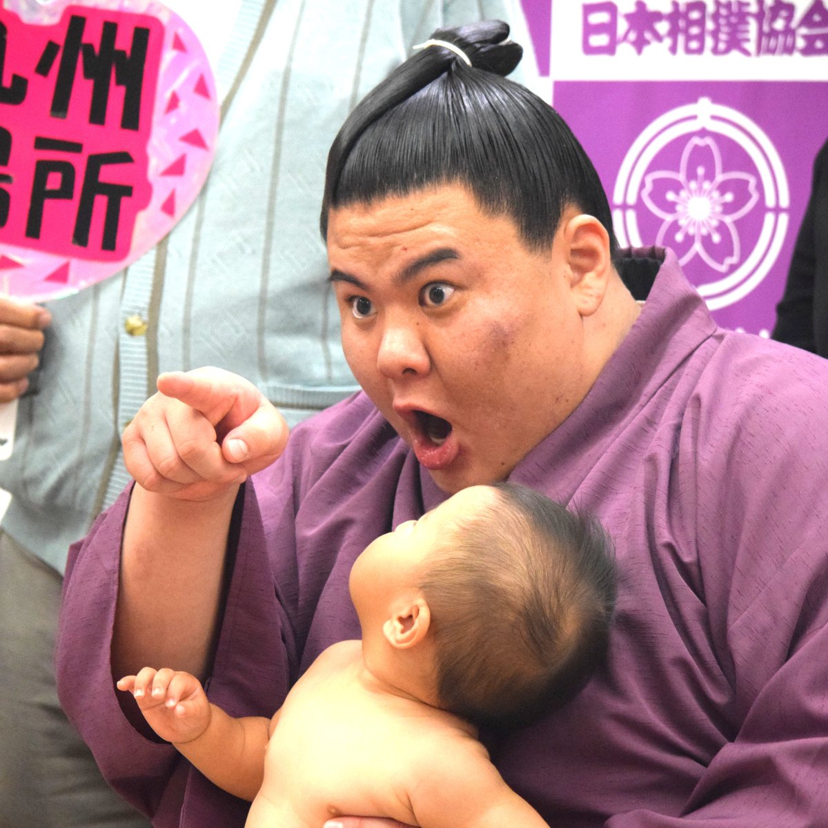 nikkan_sumo's tweet photo. 小結に復帰した義ノ富士関が、九州場所へ「初日からかっ飛ばします」と宣言しました。力士会後は赤ちゃんの抱っこ撮影会にも参加。腕の中で号泣され、こちらは苦笑いでした。
#大相撲 #sumo #義ノ富士

https://t.co/gwEqwSbtP6 https://t.co/QybKIxGP4c