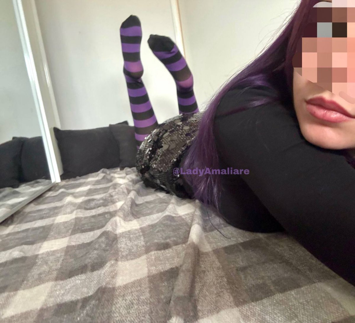 LadyAmaliare's tweet photo. Piedini stregati e portafogli svuotati. È questo il mio incantesimo preferito: voi cadete in trance e io incasso. 🔮🖤

#socks #femdom #mistress
@rtfindom @findomitalia @rt_domm @falcoRTW https://t.co/uAfGsVKXCD