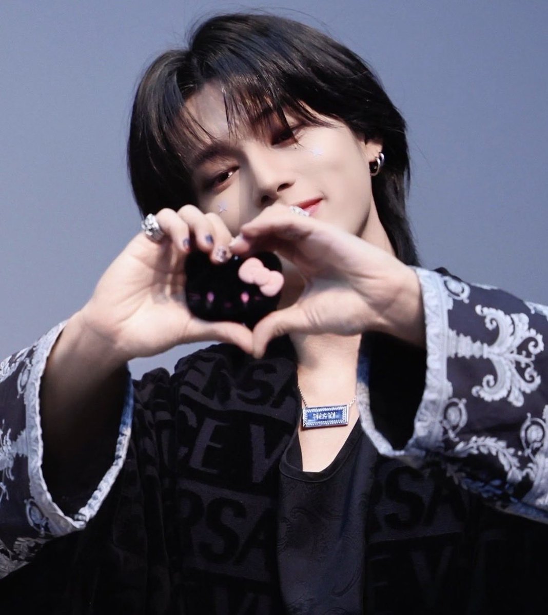 Seoylloung's tweet photo. #에이티즈 #에이티즈_트친소

1n년생 에이티니입니다🖤

BAD로 늦게 승선한 영부인🐈‍⬛이고 덕메도 없고 혼자 덕질하다가 심심해서 열어봅니다🏴‍☠️
내향인이고 트위터도 처음인 고딩티니라 알려주고놀아주실 트친해요🙌🙌

💗흔적남겨주시면 바로 달려갈게요💗 https://t.co/eBfDhvuQcX