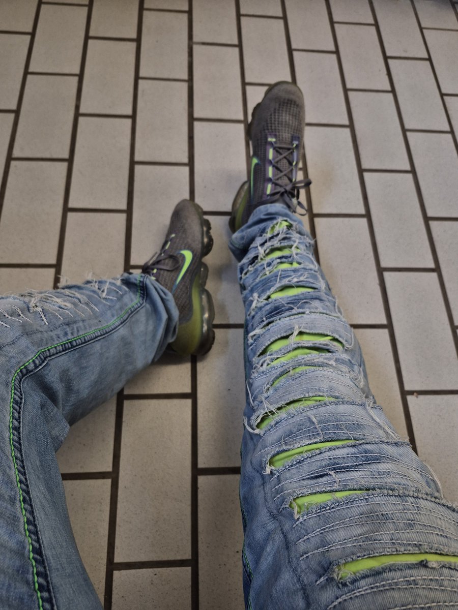 MasterRob's tweet photo. Was gefällt euch besser Privat oder auf der Arbeit? 😈
Oder doch lieber ohne schuhe 🤔

Schreib in die Kommentare oder pef DM ihr Loser 😏😈

#findom #shoes #feet #cashmastef #cashalpha #cashsub #fag #sub #domination https://t.co/9PIA5hig7H