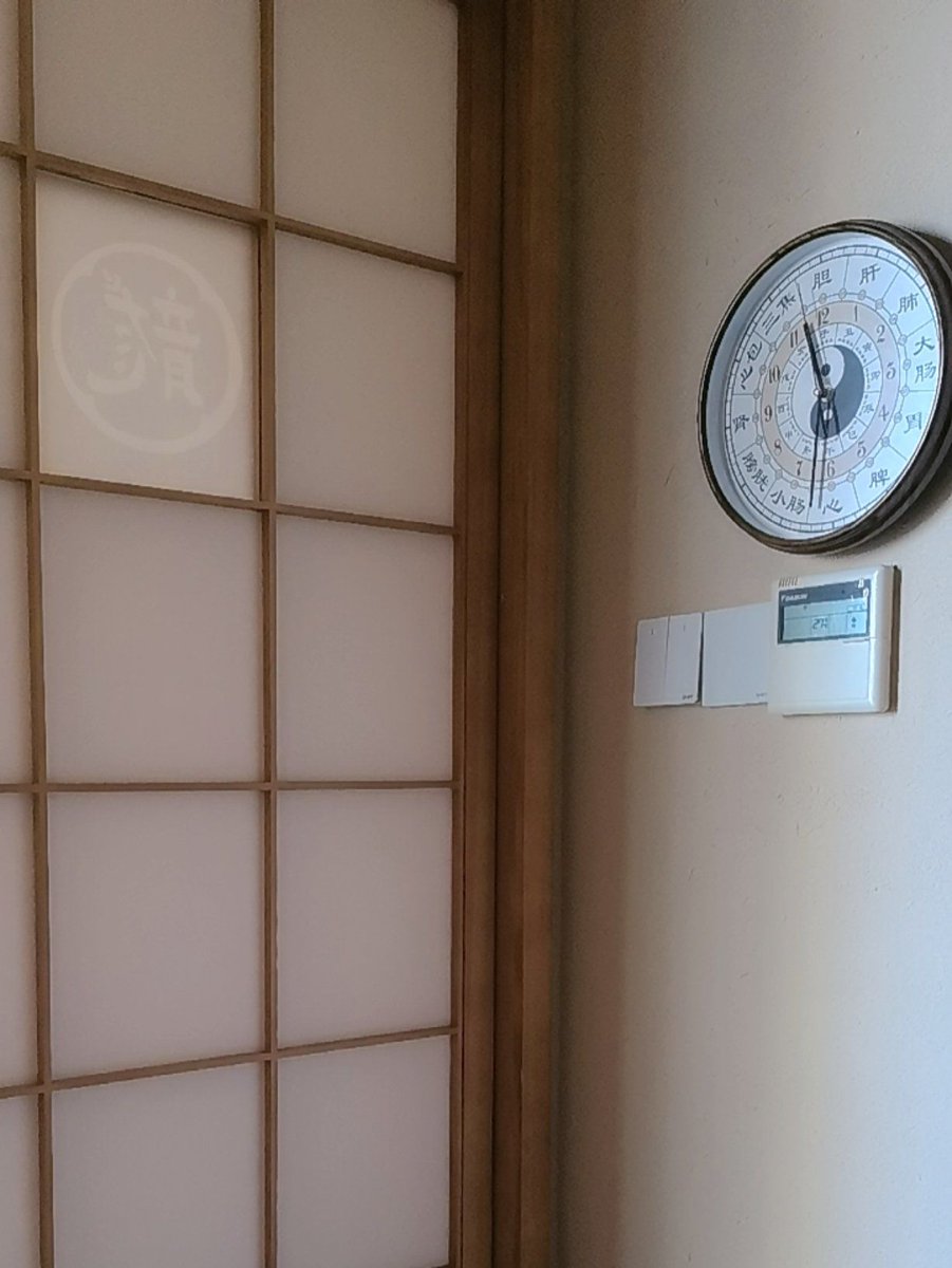 rinon4cow's tweet photo. 今日洗濯、布団に枕と木製の夢占いグッズを添えて、少しだけ幸運（洗侥）を運んでくるように願う。 https://t.co/zqG8AG3o2J