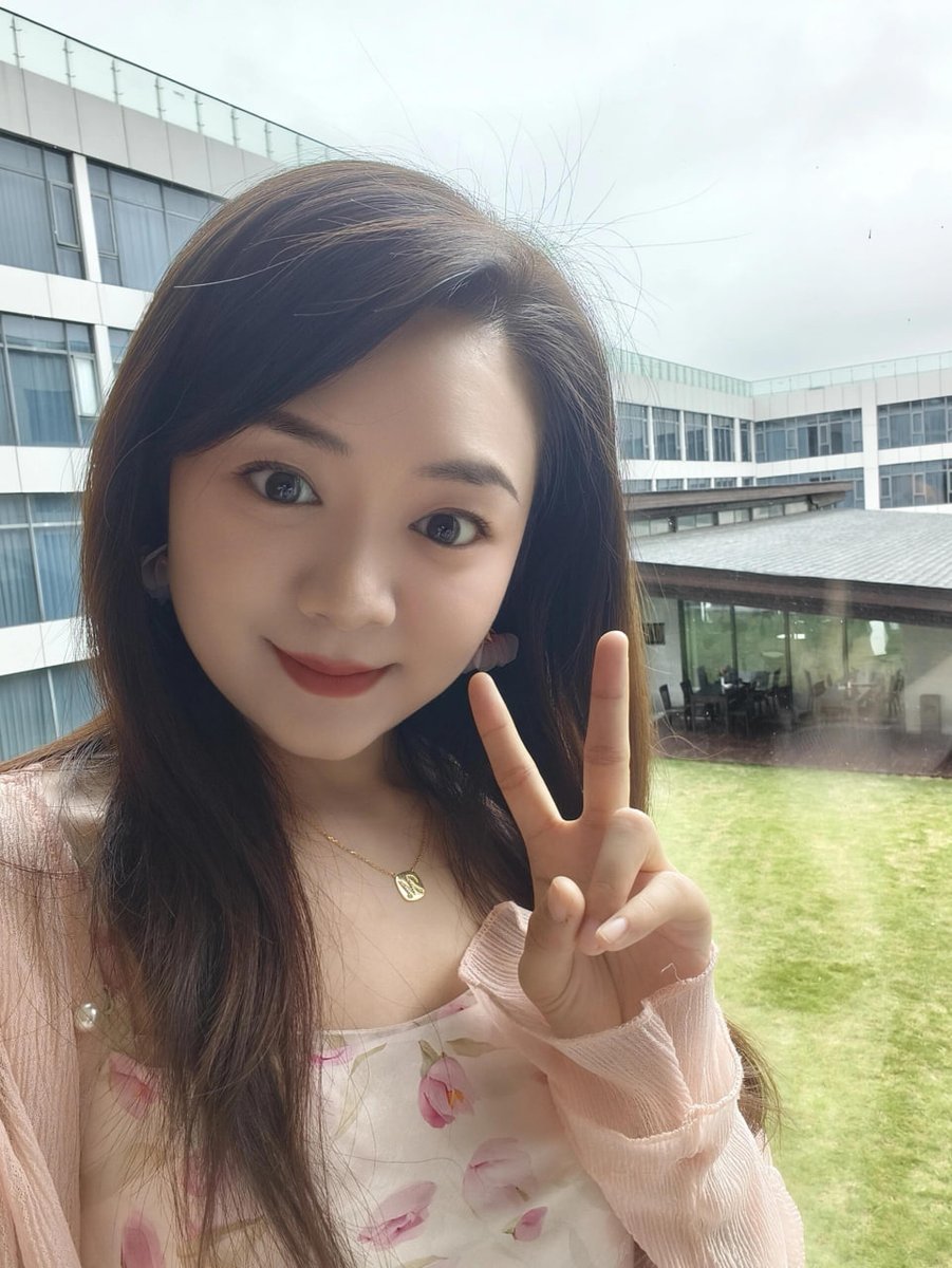 SimranBharjr9i's tweet photo. 妈的我明明需要别人的陪伴，但是我又一直一个人，接触别人就好像会过敏一样，又龟缩回自己的壳子里 https://t.co/eL6umNOnoy