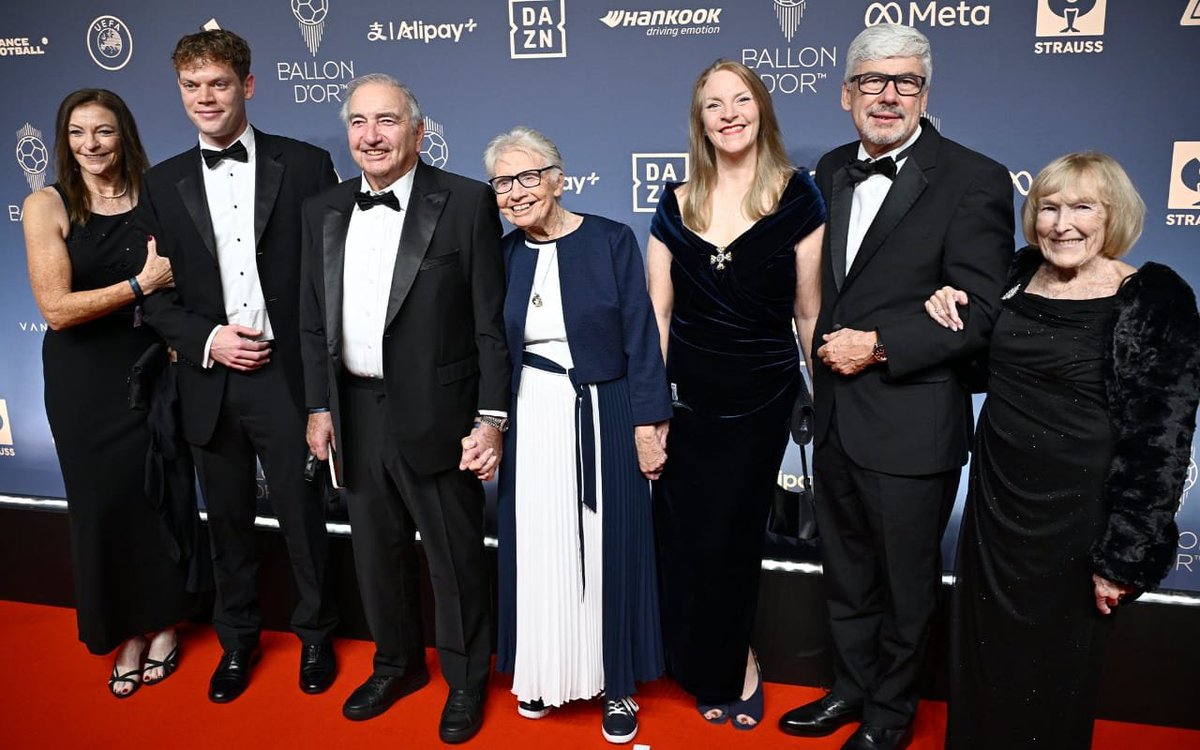 popular006's tweet photo. The family of Stanley Matthews, the first-ever Ballon d'Or winner, has arrived for the 70th ceremony
Stanley Matthews won the inaugural Ballon d'Or in 1956 while he was playing for Blackpool. He also remains the oldest winner of the award, aged 41 years and 321 days 👏 https://t.co/16SWwbxTnX
