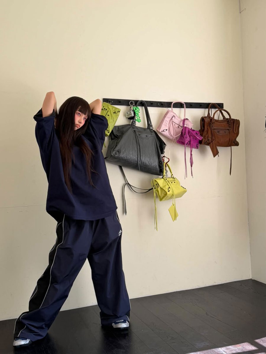 ILLIT_twt's tweet photo. DAZED X BALENCIAGA💗

#YUNAH #윤아 #ILLIT #아일릿 https://t.co/PxEWTQ31nb