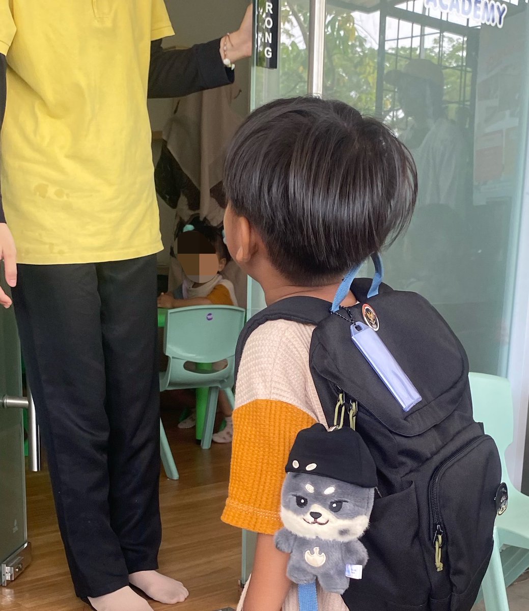 ptrtrdl's tweet photo. Selesai kelas, peci dojuni ampe merengg keknya dia pusing belajar https://t.co/RfN4Dhkuns