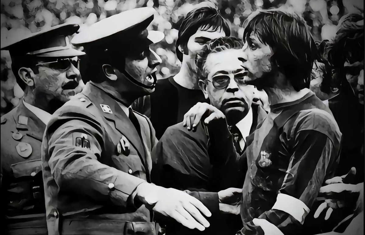 PG13178171's tweet photo. @realmadrid El de la derecha es el hombre de verdad, y lo contrario son ustedes, los fascistas. https://t.co/m1srdfOsxJ
