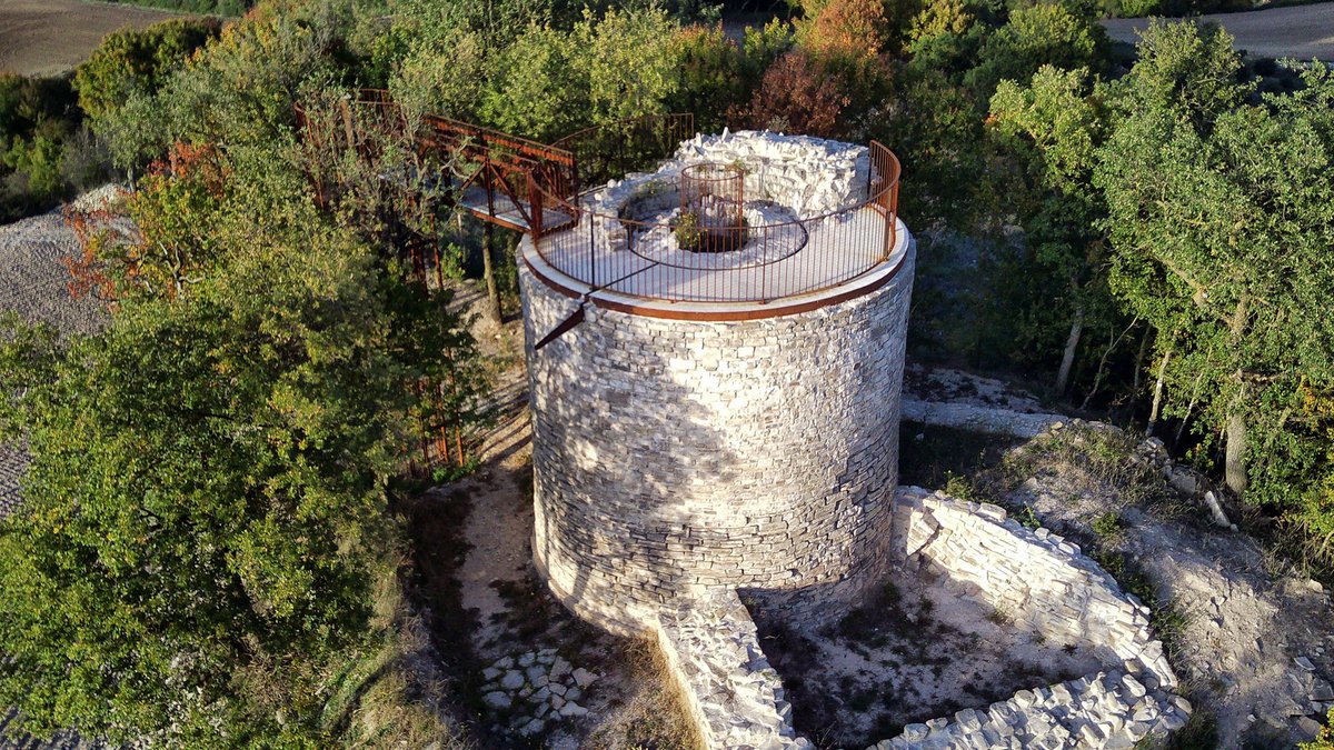 SomSegarra's tweet photo. Passejant per terra de castells, la Torre de Vilalta a La Tallada, #tardorsegarra, #bondia 
ℹ️ https://t.co/wdNYLS4os8 https://t.co/qmBHaGTEJP