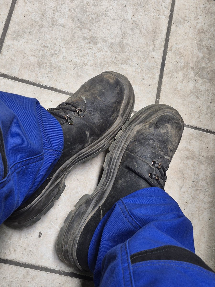 MasterRob's tweet photo. Was gefällt euch besser Privat oder auf der Arbeit? 😈
Oder doch lieber ohne schuhe 🤔

Schreib in die Kommentare oder pef DM ihr Loser 😏😈

#findom #shoes #feet #cashmastef #cashalpha #cashsub #fag #sub #domination https://t.co/9PIA5hig7H
