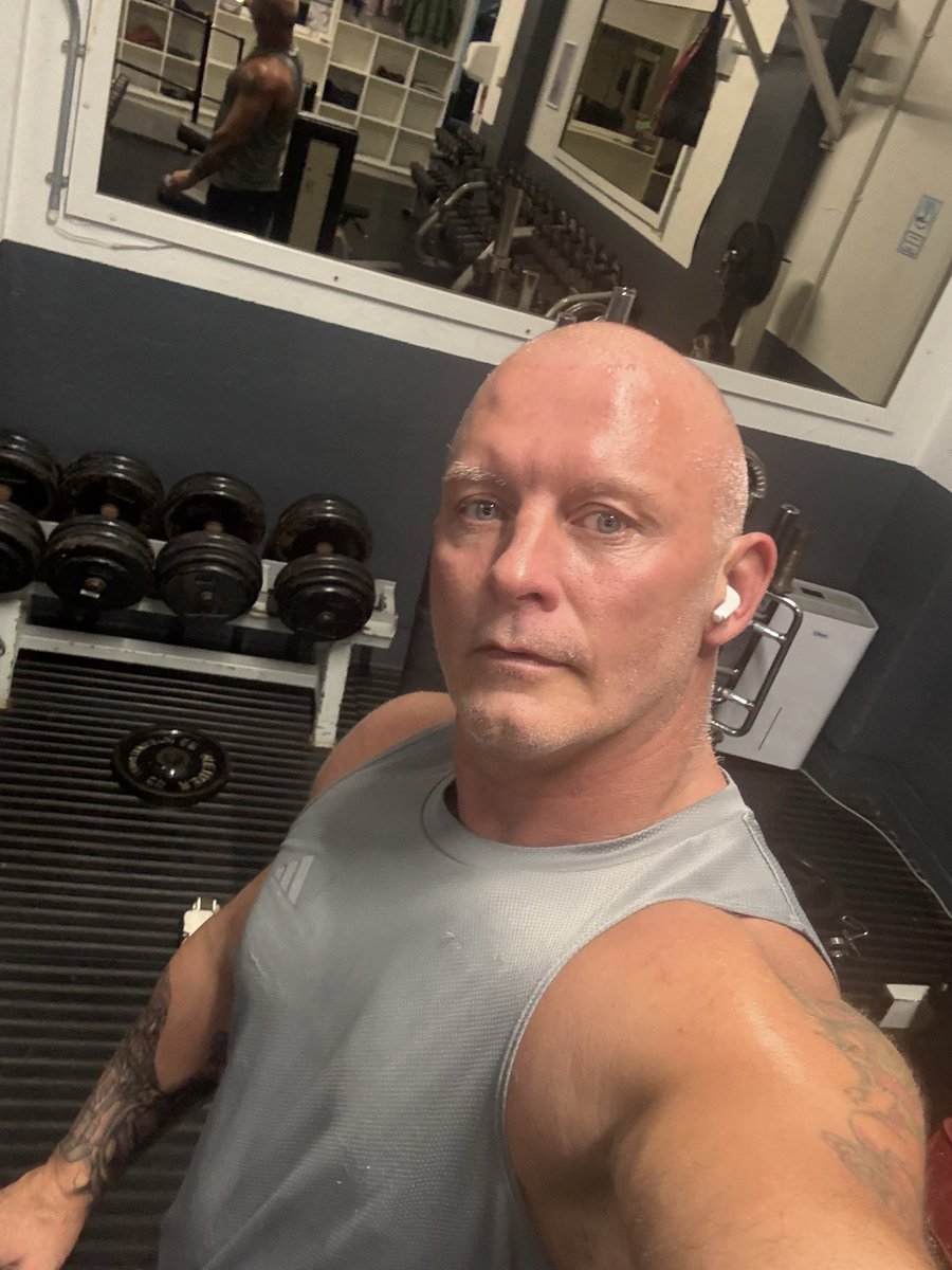 AndrewEvansb9k's tweet photo. Some old with out the beard https://t.co/Cy0pRdl0Tp