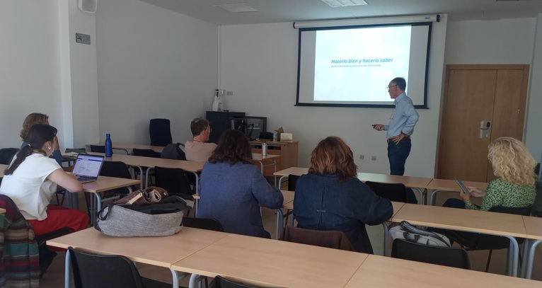 URJCcientifica's tweet photo. 📢 Vuelven los talleres "Tu ciencia me suena"

🎙️ Este curso retomamos esta formación dirigida a docentes e investigadores de la @urjc para potenciar sus habilidades de comunicación científica y acercar sus investigaciones a la sociedad. https://t.co/SZxMftfRF1