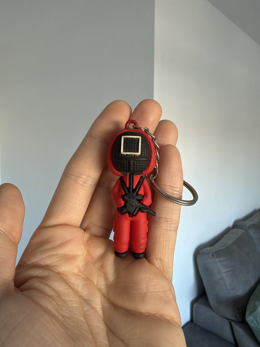 OllieGamerz's tweet photo. Este llavero que me firmó Komanche es muy importante para mí. 

Lo tenía guardado porque no quería que se borrara su nombre del todo (fue hace unos 4 años), pero voy a hacerle un sitio en mi setup para tenerlo más presente y cada vez que lo vea, apreciar un poco más la vida. 

Gracias 🤍