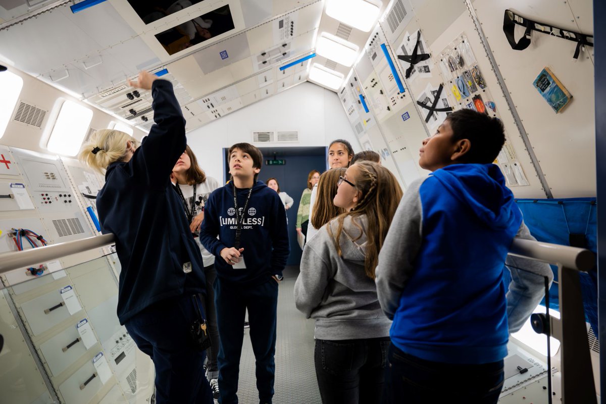 CACiencies's tweet photo. La voz del astronauta Pedro Duque nos guía en el viaje a la Estación Espacial Internacional en el #SimuladorEspacial

👩‍🚀🧑‍🚀Aprende cómo viven los astronautas, algunas de sus rutinas, los experimentos que realizan o cómo se adaptan a la microgravedad

#MuseudelesCiències https://t.co/4X2stA09IB