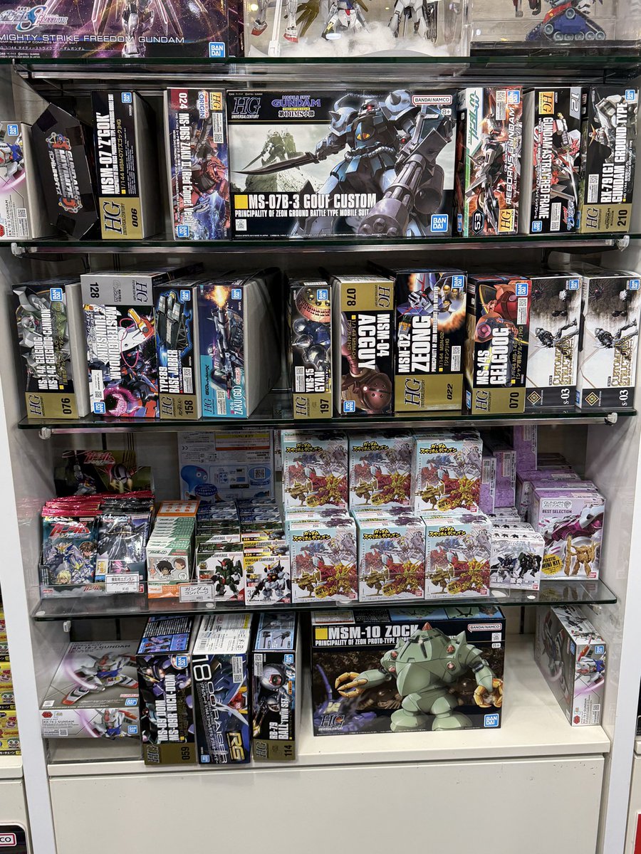 tobiuo88's tweet photo. 打ち合わせ帰りに寄った、穴場のようなそうでもないような店のガンプラ棚

発狂した人が噛み付いてくるかもしれないから、どこかは書けない https://t.co/QzKuAzQhzL