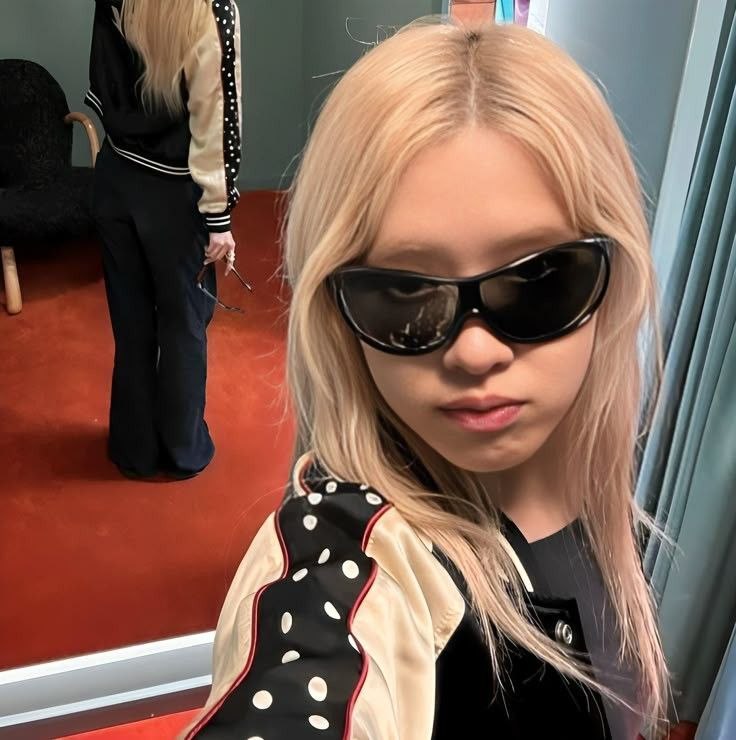 krenlouii's tweet photo. ♡ #blinktwt ⋆ #ROSÉ ♡

on the ground, rebooting ⋆｡°✩
looking for moots day 5 !!

  ˚ bella, she/her, 19
  ˚ blink, rosé biased forever
  ˚ need more active moots pls !!

my whole heart : park chaeyoung 🩷🖤

  ♡ / ↻ and we’re moots ⋆ #stantwt #kpoptwt https://t.co/FMZ7Op6qQ3