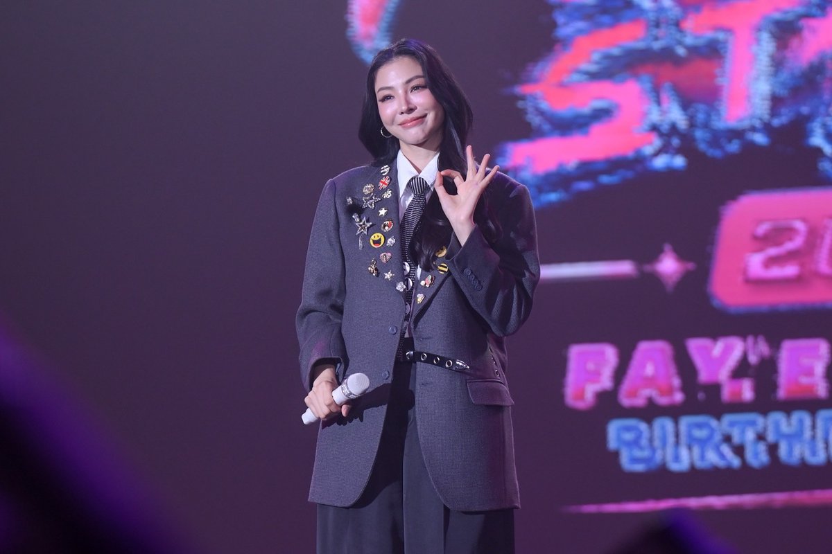 woopmag's tweet photo. ฝ้าย - พีรญา สเตจูนหัวใจแฟนคลับ!!! จัดงาน FAYE PERAYA BIRTHDAY PARTY 2026 “1410 STATIC” ปาร์ตี้วันเกิดที่มาพร้อมความทรงจำสุดล้ำค่า  
 
FAYE 1410 STATIC BD PARTY
#FayePerayaBDParty2026
#FayePeraya #1410STATIC
#FayeBirthdayParty2026
#FabelEntertainment   

ประมวลภาพ 📌https://t.co/KvEyCD6bTI

เรียกว่าสเตจูนทุกคลื่นความสุข ให้กลายเป็นความทรงจำสุดล้ำค่าจริงๆ กับงาน FAYE PERAYA BIRTHDAY PARTY 2026 “1410 STATIC” ปาร์ตี้วันเกิดของสาวสวยทรงพลัง “ฝ้าย - พีรญา ชินเดชะนวคุณ” ที่ถูกจัดขึ้นเป็นปีที่ 2 แบบสมการรอคอยของเหล่าแฟนคลับ ณ ไอคอนสยาม ฮอลล์ ชั้น 7 ไอคอนสยาม 

งานนี้ถูกดีไซน์ขึ้นด้วยความตั้งใจของฝ้ายในทุกรายละเอียด ภายใต้แนวความคิดการเปิดสถานีวิทยุส่วนตัว เพื่อพาพิกัดความสนุกย้อนเวลากลับสู่ยุค 2000s นำเสนอผ่าน Visual และแฟชั่นที่ล้ำสมัยในรูปแบบ Retro-Futuristic ของปี 2026 อัดแน่นไปด้วยบทเพลงสนุกสุดโจ๊ะ และความทรงจำล้ำค่าที่จะจูนคลื่นหัวใจของฝ้ายและแฟนคลับเข้าด้วยกัน เสน่ห์ที่อบอุ่นและคลาสสิกที่สุดของดนตรียุค 2000s คือความทรงจำในการรับฟังบทเพลงผ่านคลื่นวิทยุ ในระหว่างการเปลี่ยนผ่านความถี่ สัญญาณรบกวน หรือเสียงซ่าที่เรียกว่า “STATIC” ทุกโชว์ และกิจกรรมสุเเอ็กคลูซีฟ ถูกคัดสรรค์มาอย่างพิถีพิถัน เพื่อแฟนคลับทั้งชาวไทย และอินเตอร์แฟนที่มาร่วมงานกันแน่นฮอลล์ 

และปีนี้พิเศษมากยิ่งขึ้น เมื่อคนสนิท "อะตอม - ปริยะ ปิยะพันธ์โอภาส" มาร่วมเซอร์ไพรส์ด้วยของขวัญแสนพิเศษ และโชว์ที่เรียกเสียงกรี๊ดได้ลั่นสนั่นฮอลล์ ทำเอาความคลาสสิค กลายเป็นความหวานจนแทบจะเก็บโมเมนต์ในครั้งนี้ไม่ทัน และที่พลาดไม่ได้ ก็คงหนีไม่พ้นช่วงเวลาเป่าเค้กอวยพรวันเกิด ฝ้ายพูดถึงความรู้สึกที่ทุกคนมอบให้มาตลอดจนถึงวันนี้ บรรยากาศเต็มไปด้วยความซาบซึ้ง ความละมุน จนน้ำตาซึมไปตามๆกันเลยทีเดียว