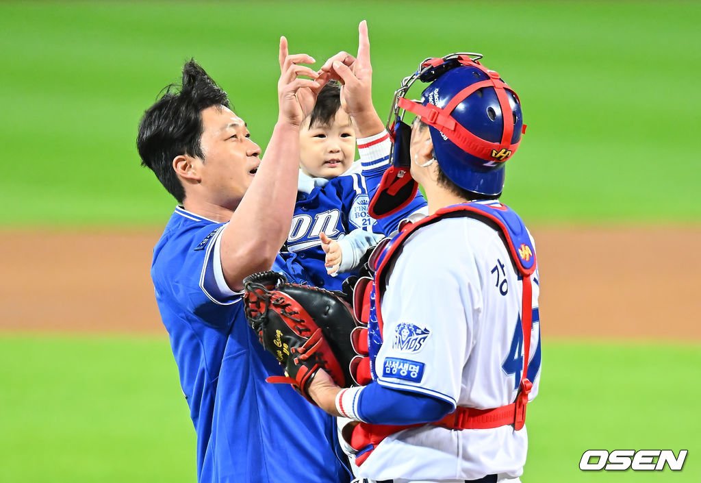 getbluegoya's tweet photo. 풍뎅 세리머니 사이에 낀 서준이가 넘 귀여워 ㅋㅋㅋㅋㅋㅋㅋㅋㅋㅋㅋㅋㅋ https://t.co/7llHe3jOo6