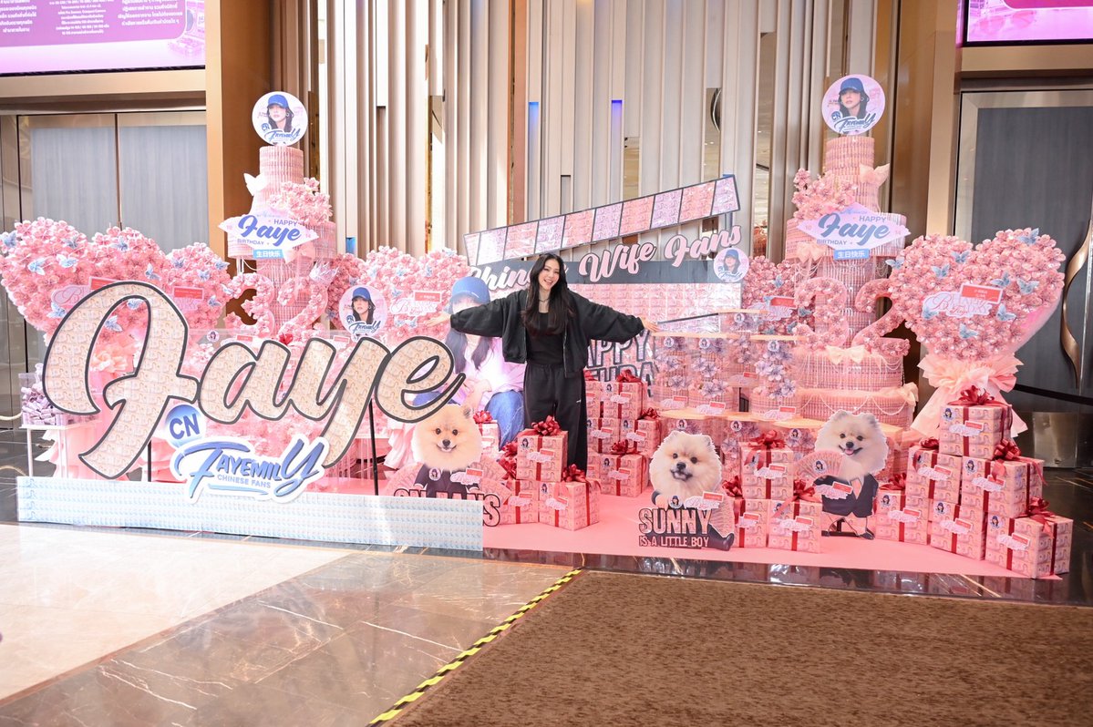 woopmag's tweet photo. ฝ้าย - พีรญา สเตจูนหัวใจแฟนคลับ!!! จัดงาน FAYE PERAYA BIRTHDAY PARTY 2026 “1410 STATIC” ปาร์ตี้วันเกิดที่มาพร้อมความทรงจำสุดล้ำค่า  
 
FAYE 1410 STATIC BD PARTY
#FayePerayaBDParty2026
#FayePeraya #1410STATIC
#FayeBirthdayParty2026
#FabelEntertainment   

ประมวลภาพ 📌https://t.co/KvEyCD6bTI

เรียกว่าสเตจูนทุกคลื่นความสุข ให้กลายเป็นความทรงจำสุดล้ำค่าจริงๆ กับงาน FAYE PERAYA BIRTHDAY PARTY 2026 “1410 STATIC” ปาร์ตี้วันเกิดของสาวสวยทรงพลัง “ฝ้าย - พีรญา ชินเดชะนวคุณ” ที่ถูกจัดขึ้นเป็นปีที่ 2 แบบสมการรอคอยของเหล่าแฟนคลับ ณ ไอคอนสยาม ฮอลล์ ชั้น 7 ไอคอนสยาม 

งานนี้ถูกดีไซน์ขึ้นด้วยความตั้งใจของฝ้ายในทุกรายละเอียด ภายใต้แนวความคิดการเปิดสถานีวิทยุส่วนตัว เพื่อพาพิกัดความสนุกย้อนเวลากลับสู่ยุค 2000s นำเสนอผ่าน Visual และแฟชั่นที่ล้ำสมัยในรูปแบบ Retro-Futuristic ของปี 2026 อัดแน่นไปด้วยบทเพลงสนุกสุดโจ๊ะ และความทรงจำล้ำค่าที่จะจูนคลื่นหัวใจของฝ้ายและแฟนคลับเข้าด้วยกัน เสน่ห์ที่อบอุ่นและคลาสสิกที่สุดของดนตรียุค 2000s คือความทรงจำในการรับฟังบทเพลงผ่านคลื่นวิทยุ ในระหว่างการเปลี่ยนผ่านความถี่ สัญญาณรบกวน หรือเสียงซ่าที่เรียกว่า “STATIC” ทุกโชว์ และกิจกรรมสุเเอ็กคลูซีฟ ถูกคัดสรรค์มาอย่างพิถีพิถัน เพื่อแฟนคลับทั้งชาวไทย และอินเตอร์แฟนที่มาร่วมงานกันแน่นฮอลล์ 

และปีนี้พิเศษมากยิ่งขึ้น เมื่อคนสนิท "อะตอม - ปริยะ ปิยะพันธ์โอภาส" มาร่วมเซอร์ไพรส์ด้วยของขวัญแสนพิเศษ และโชว์ที่เรียกเสียงกรี๊ดได้ลั่นสนั่นฮอลล์ ทำเอาความคลาสสิค กลายเป็นความหวานจนแทบจะเก็บโมเมนต์ในครั้งนี้ไม่ทัน และที่พลาดไม่ได้ ก็คงหนีไม่พ้นช่วงเวลาเป่าเค้กอวยพรวันเกิด ฝ้ายพูดถึงความรู้สึกที่ทุกคนมอบให้มาตลอดจนถึงวันนี้ บรรยากาศเต็มไปด้วยความซาบซึ้ง ความละมุน จนน้ำตาซึมไปตามๆกันเลยทีเดียว