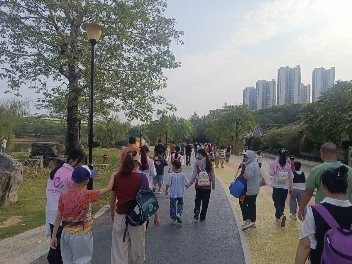 amazingnanning's tweet photo. What does a parent-child outing designed specifically for children with disabilities look like?
At Jiangnan Park in Nanning, a group of children with disabilities, accompanied by specialist teachers and volunteers, strolled through the park with their parents. The kids doodled on a 10-meter-long scroll, made lacquer fans, and viewed creative handiworks and heritage crafts. They also joined picture-book sessions and watched a movie alongside their parents. Smiles and warmth filled the scene. One parent shared that seeing her child play freely and try new things made her especially happy.
#GreenNanning #ChinesePractices #KindnessMatters