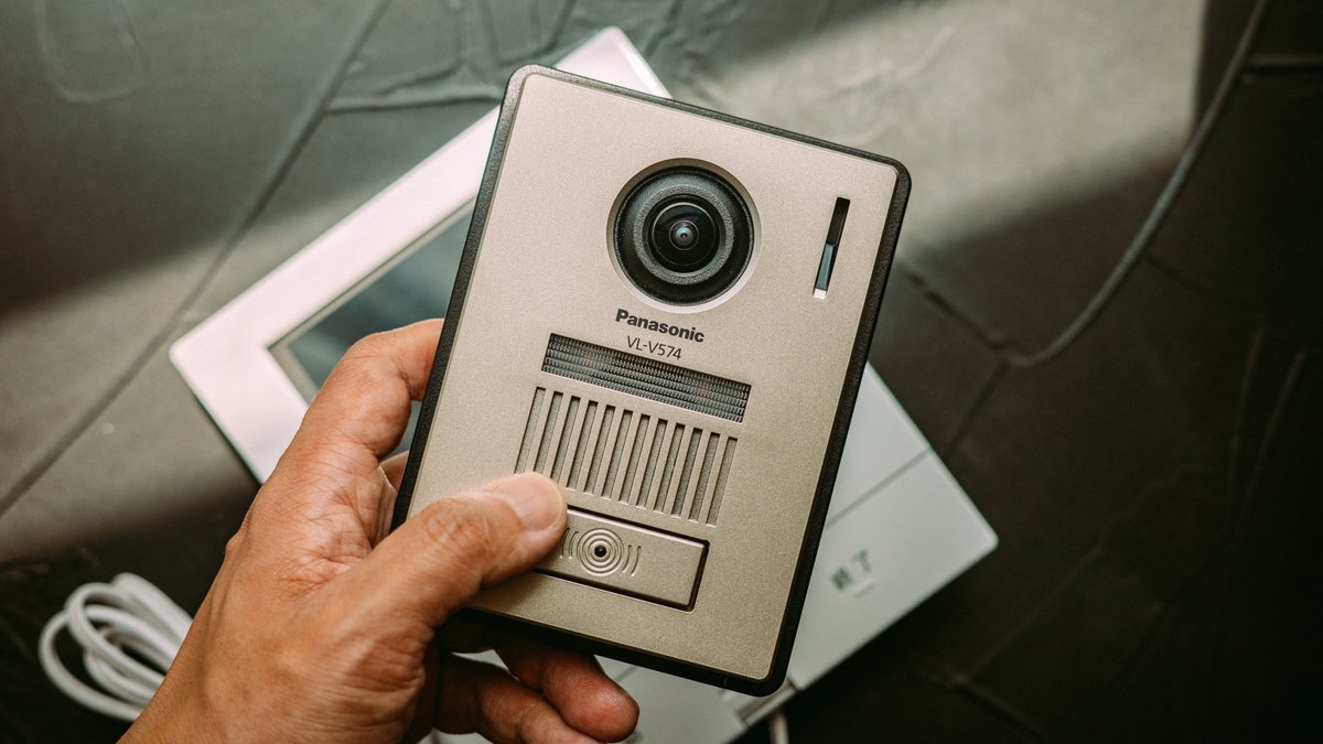 kamitabaphoto's tweet photo. 【実績解除】
BIFA（ブダペスト国際写真賞）にて、どこの家庭にもある「Panasonicのドアホン」で撮影した作品がHonorable Mentionを受賞しました。受賞部門は「Fine Art / Special Effects」です。世界初、ドアホンが世界へ羽ばたきました。

もちろん写真機として使いやすいようにドアホンにフルアーマー改造を施しているものの、親機・子機共に元のパーツをほぼそのまま（99%）使っています。

誤解されがちですが、これは決してふざけているわけではなく独自の「筆致」を求めた結果です。僕の独りよがりではなく、この作品が第三者にアートとして認められたのは大きいですね。

次はこういった写真をプリントとして手に取って頂けるよう（要は欲しがって頂けるように）、私的言語の共有を続けていきます。

・Camera: Panasonic VL-SVD505KF
・Lens: Carl Zeiss Jena Tessar 50mm F2.8
・Image title: After Monet