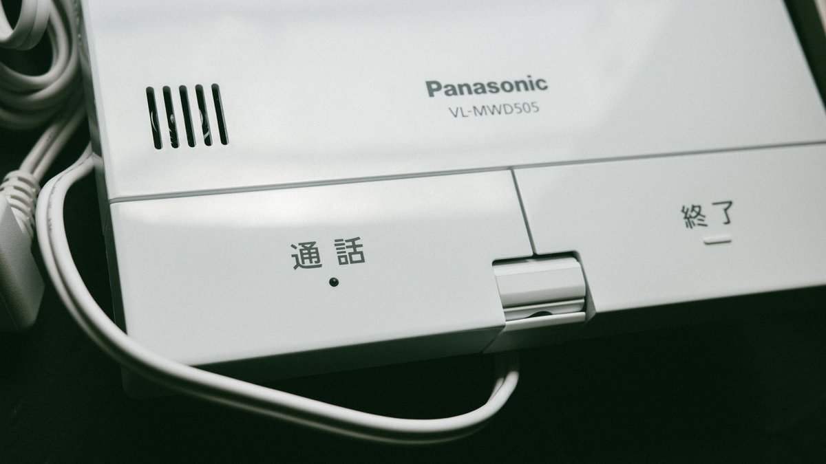 kamitabaphoto's tweet photo. 【実績解除】
BIFA（ブダペスト国際写真賞）にて、どこの家庭にもある「Panasonicのドアホン」で撮影した作品がHonorable Mentionを受賞しました。受賞部門は「Fine Art / Special Effects」です。世界初、ドアホンが世界へ羽ばたきました。

もちろん写真機として使いやすいようにドアホンにフルアーマー改造を施しているものの、親機・子機共に元のパーツをほぼそのまま（99%）使っています。

誤解されがちですが、これは決してふざけているわけではなく独自の「筆致」を求めた結果です。僕の独りよがりではなく、この作品が第三者にアートとして認められたのは大きいですね。

次はこういった写真をプリントとして手に取って頂けるよう（要は欲しがって頂けるように）、私的言語の共有を続けていきます。

・Camera: Panasonic VL-SVD505KF
・Lens: Carl Zeiss Jena Tessar 50mm F2.8
・Image title: After Monet