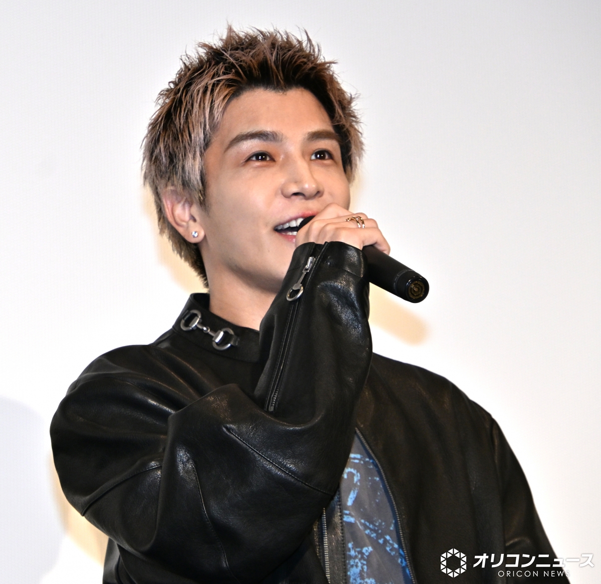 oricon's tweet photo. 三代目 J SOUL BROTHERS、ライブ開催日に“猛暑”🔥

岩田剛典が苦笑い💦
「雨を呼ぶ男たちのグループなんですけど」
https://t.co/Ht90IFNNcL

#JSB3映画 @jsb3_themovie https://t.co/C4P6wx4Ja4