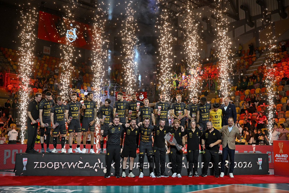 Ran_volley0902's tweet photo. Super Cup champions! 
First trophy of the season !🏆More to come! https://t.co/zDud1YbwQg
