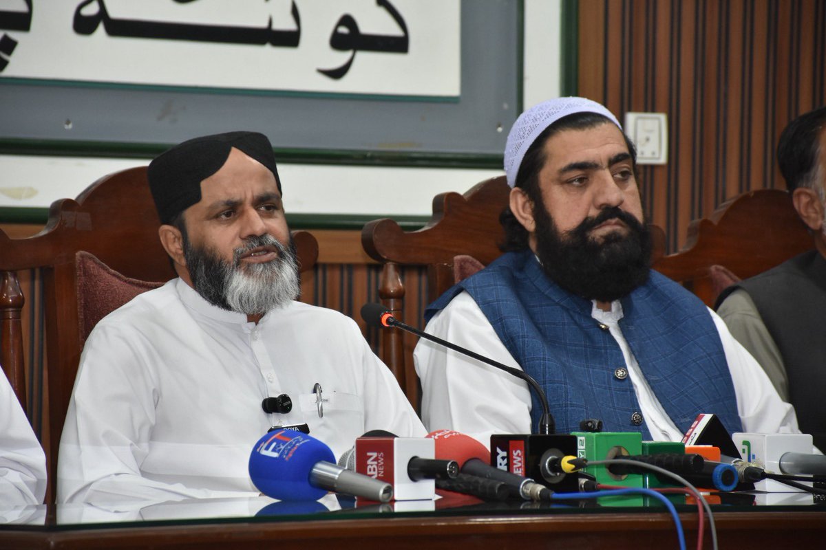 MHidayatRehman's tweet photo. سرداری نظام نامنظور! 

امیر جماعت اسلامی بلوچستان و رکن صوبائی اسمبلی مولانا ہدایت الرحمن بلوچ کی صوبائی و ضلعی ذمہ داران کے ہمراہ پریس کانفرنس سے خطاب۔

بلوچستان میں ظلم، استحصال اور فرسودہ سرداری نظام کے خلاف دوٹوک مؤقف، عوام کے حقوق، عزت اور اختیار کی جنگ جاری رہے گی! https://t.co/eOw8Q3ZBpb