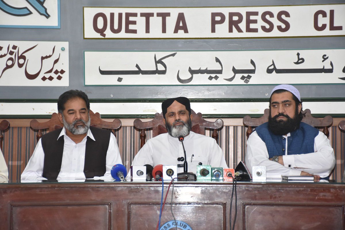 MHidayatRehman's tweet photo. سرداری نظام نامنظور! 

امیر جماعت اسلامی بلوچستان و رکن صوبائی اسمبلی مولانا ہدایت الرحمن بلوچ کی صوبائی و ضلعی ذمہ داران کے ہمراہ پریس کانفرنس سے خطاب۔

بلوچستان میں ظلم، استحصال اور فرسودہ سرداری نظام کے خلاف دوٹوک مؤقف، عوام کے حقوق، عزت اور اختیار کی جنگ جاری رہے گی! https://t.co/eOw8Q3ZBpb