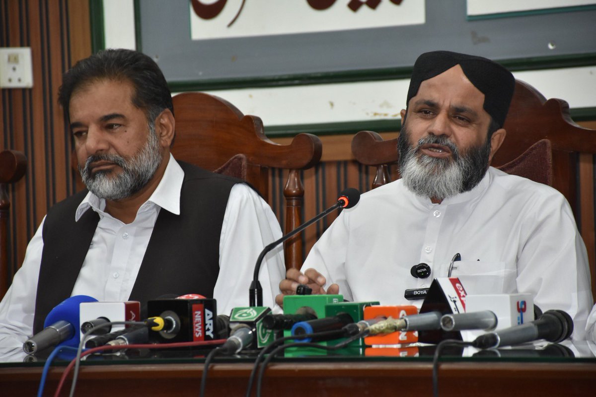 MHidayatRehman's tweet photo. سرداری نظام نامنظور! 

امیر جماعت اسلامی بلوچستان و رکن صوبائی اسمبلی مولانا ہدایت الرحمن بلوچ کی صوبائی و ضلعی ذمہ داران کے ہمراہ پریس کانفرنس سے خطاب۔

بلوچستان میں ظلم، استحصال اور فرسودہ سرداری نظام کے خلاف دوٹوک مؤقف، عوام کے حقوق، عزت اور اختیار کی جنگ جاری رہے گی! https://t.co/eOw8Q3ZBpb