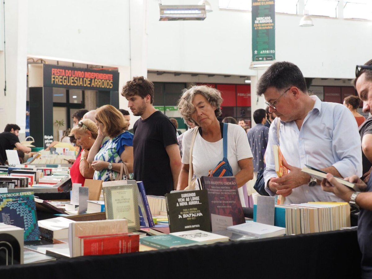 ActuaLitte's tweet photo. À Lisbonne, les livres ont remplacé les produits frais sur les étals du marché d’Arroios. Trois jours pour faire découvrir l’édition indépendante.

https://t.co/iw4o2bXYhR
#Lisbonne #Livre https://t.co/rZ2kMdjyZF