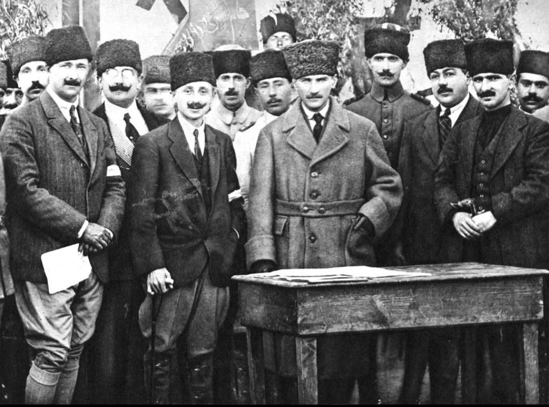 didemyvzylmz's tweet photo. ATATÜRK'ÜN CUMHURİYET RÜYASINA GÖLGE DÜŞÜREN YAKIN ARKADAŞLARI 

Mustafa Kemal, Cumhuriyet fikrine o kadar sarılmıştı ki, arkadaşları ile sohbet ettiği her fırsatta aynı konuyu gündeme getiriyordu. Bir keresinde arkadaşlarından biri;

- "Senin bu dediklerini yapabilmek için Padişah olmak gerek." dediğinde cevabı; 

- "Yoo hayır, çok daha fazlası." olmuştu. 👇