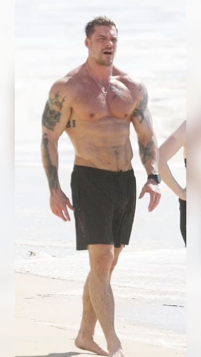 malepaparazzi12's tweet photo. Brian Austin Green off-duty and still unfair.
Rate him 1-10 in the comments. https://t.co/2Oh75TJjen