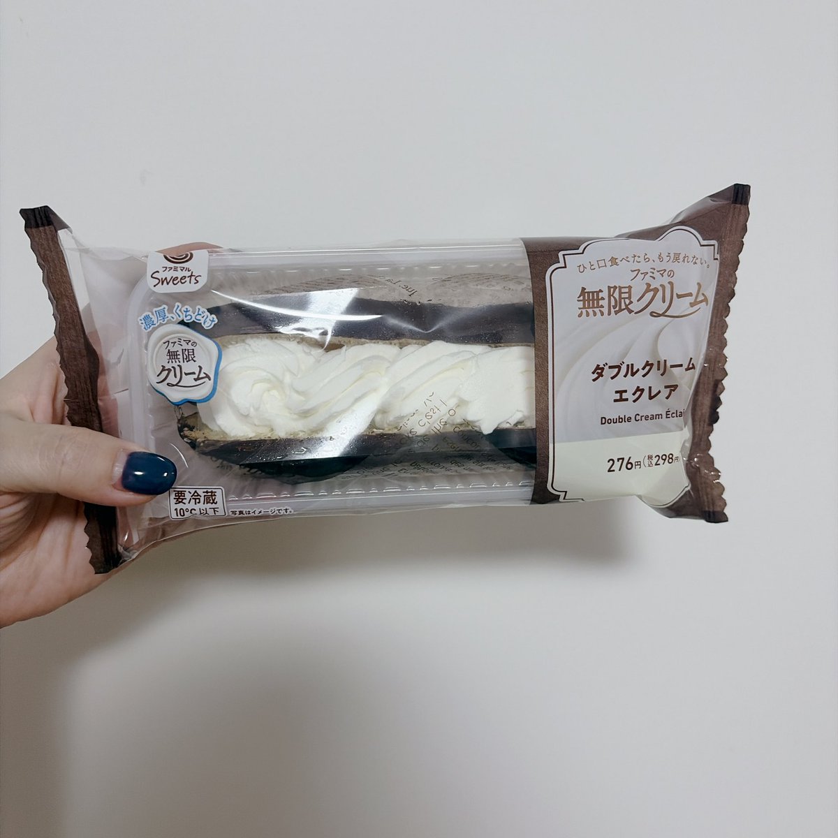 otona_snoopy's tweet photo. 仕事後に行ったファミマで3つゲットできました🐾
オラフだけ見つからず…

今回はスヌーピーヌードルと、カップスープを購入しました🐶

無限クリームエクレアも買っちゃった…♥

#スヌーピー 
#ファミマ
#スヌーピーとファミマの秋 https://t.co/V8xY1i265f