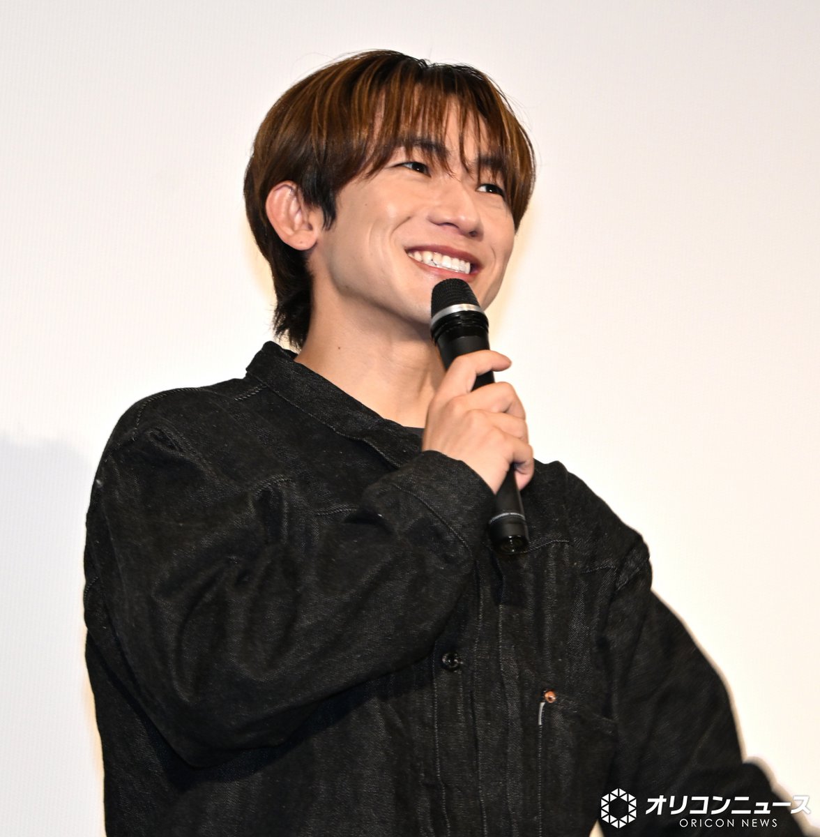 oricon's tweet photo. 三代目 J SOUL BROTHERS、
かわいいメンバートークでわちゃわちゃ💞

OMIがNAOTOに、
岩田剛典はOMIにメロメロ⁉️
https://t.co/bYavmIoIs6

#JSB3映画 https://t.co/uT1GNiccuv