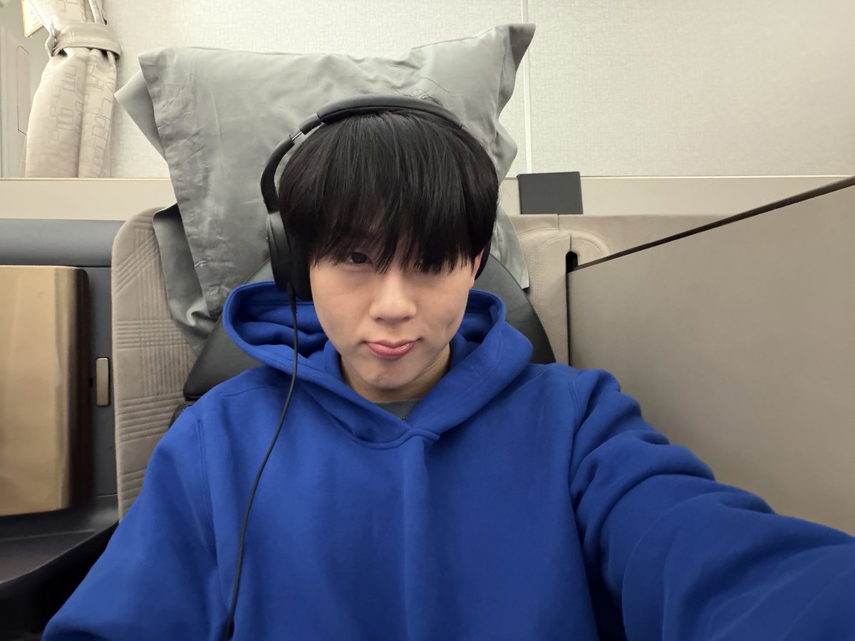 heonstudio's tweet photo. i love your dimples and you in blue so much https://t.co/1SkeJrddgO