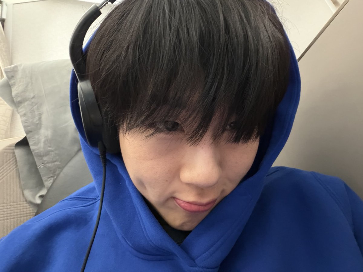 heonstudio's tweet photo. i love your dimples and you in blue so much https://t.co/1SkeJrddgO