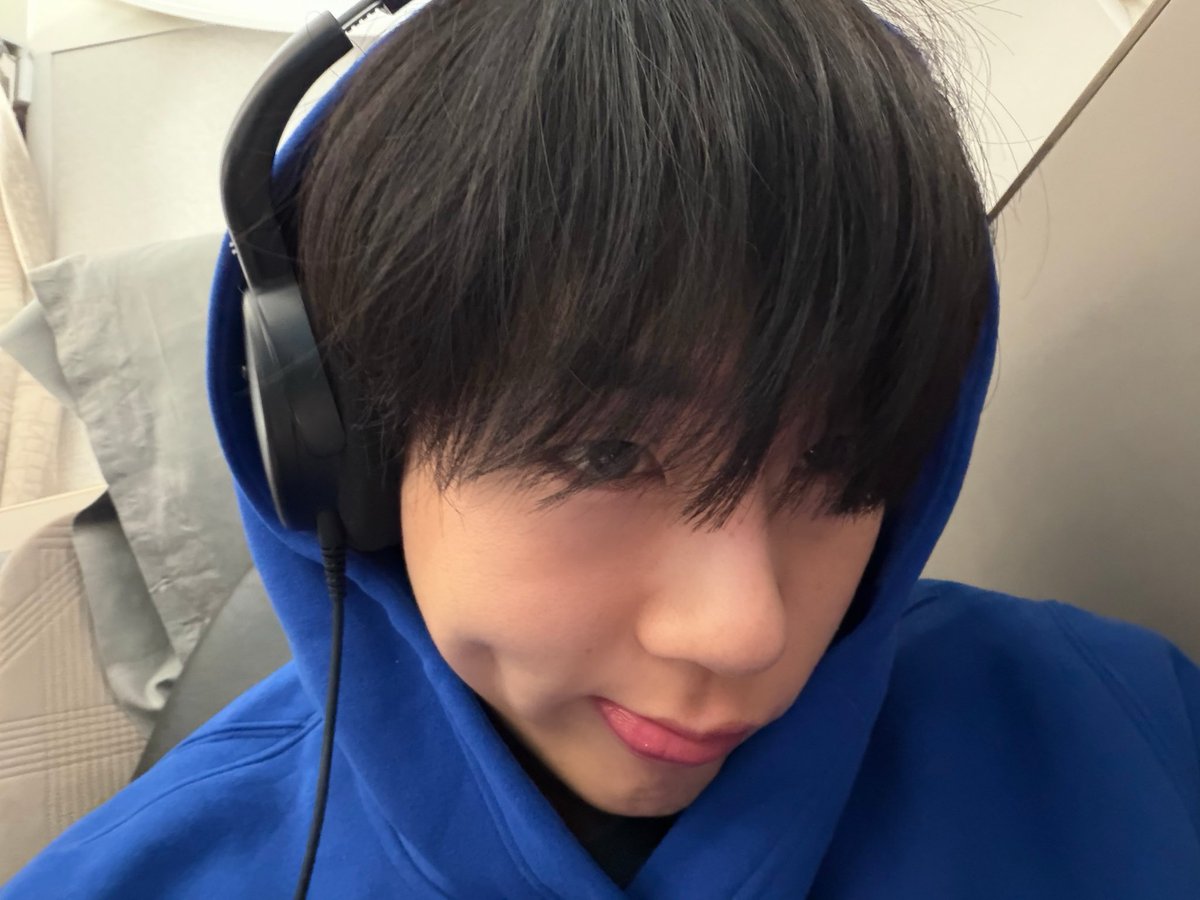 heonstudio's tweet photo. i love your dimples and you in blue so much https://t.co/1SkeJrddgO