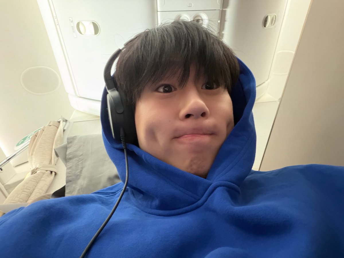 heonstudio's tweet photo. i love your dimples and you in blue so much https://t.co/1SkeJrddgO