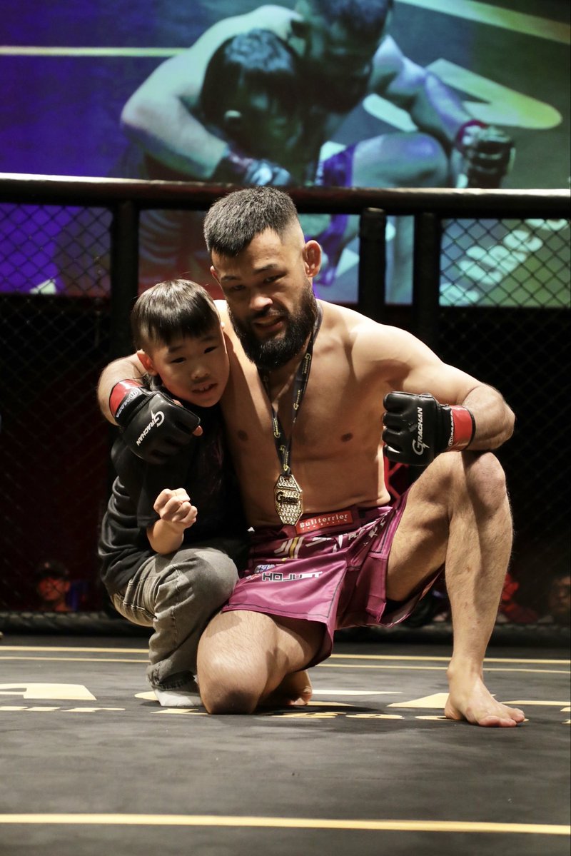 motonobu_tezuka's tweet photo. 今回の試合でプロMMA成績
62戦（37勝19敗６分）

俺の引退試合は息子って決めてる。それも２０歳の時。

ガチで勝ちに行って破れるなら本望。

それまであと12年。
年4回やって 12年で48試合。

ちょうど１００戦近辺でやれるな笑

#GRACHAN
#RIZIN
#シークレットベースドミネート
#ラビリンス https://t.co/LtrWMA17wg