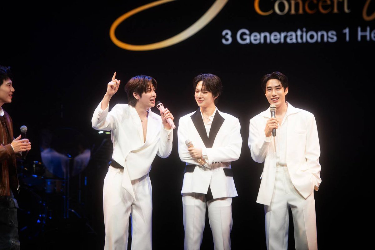 Hello_asian's tweet photo. ✨️เสียงสวรรค์ หูเคลือบทอง จากบ้าน #Domundi 
“นุนิว–เติ้ล–เฟิร์สวัน” รวมพลังเสียงแห่งการให้ส่งท้าย “SING INFINITY เพลงเพราะไม่รู้จบ” คอนเสิร์ตการกุศลเพื่อสภากาชาดไทย

CHAWARIN x 3Gens1Heart
#SINGINFINITYxNUNEW
TFO THE GIVING SINGER
#SINGINFINITYxTLEFIRSTONE
#TheGivingConcert3Generations1Heart #SINGINFINITYเพลงเพราะไม่รู้จบ
#คอนเสิร์ตการกุศล #DonationHUB #สภากาชาดไทย #iRedcross #workpointgroup  

(24 ตุลาคม 2569: กรุงเทพมหานคร) - Donation HUB สภากาชาดไทย ร่วมกับ เวิร์คพอยท์ กรุ๊ป จัดคอนเสิร์ตซีรีส์         การกุศล “The Giving Concert 3 Generations 1 Heart” ส่งท้ายกับคอนเสิร์ตที่ 3 “SING INFINITY เพลงเพราะไม่รู้จบ” รวมศิลปินไอดอลนำโดย นุนิว–ชวรินทร์, เติ้ล–มติมันท์ และเฟิร์สวัน–วรรณกร จากค่ายดูมันดิ พร้อมศิลปินรับเชิญหลากสไตล์ มาร่วมสร้างความสุขและสนับสนุนภารกิจช่วยเหลือเพื่อนมนุษย์ของสภากาชาดไทย ณ SiamPic Hall ชั้น 7 สยามสแควร์วัน
ต่อเนื่องจาก “Sing History เพลงรักในวันวาน” และ “Sing Memories เพลงหวานในความทรงจำ” ที่ถ่ายทอดบทเพลงและความทรงจำของผู้ชมต่างวัย ส่งท้ายด้วยคอนเสิร์ตครั้งที่สาม “SING INFINITY เพลงเพราะไม่รู้จบ” เติมเต็มโครงการด้วยพลังของศิลปินรุ่นใหม่เชื่อมความรักจากแฟนเพลงสู่การแบ่งปัน ภายใต้แนวคิดแม้ผู้คนจะเติบโตมาต่างยุค แต่มี “หัวใจของการเป็นผู้ให้” ร่วมกันได้
เปิดเวทีด้วยเพลง “ดอกไม้แห่งชีวิต” โดย วง Alters และอิ๊น–มาธวี ศิลปินจากค่าย Xebis Entertainment ก่อนส่งต่อความสนุกให้ Alters ในเพลง “choose or choice” และอิ๊น ในเพลง “รอบที่ล้าน” ตามด้วย เบนซ์ ข้าวขวัญ กับเพลง “ไปต่อไหวไปต่อไหม” และ “DayOne” ที่ร่วมเติมสีสันให้การแสดง จากนั้น เติ้ล–เฟิร์สวัน ถ่ายทอดเพลง “กลิ่นฝน” และ “จากนี้จะไม่ปล่อยมือ” ก่อนที่ นุนิว จะมอบความสุขผ่านเพลง “รักแท้” และ “คาตา” พร้อมช่วงพูดคุยและกิจกรรมร่วมกับสองพิธีกร อาร์ม–กรกันต์ สุทธิโกเศศ และอุล–ภาคภูมิ จงมั่นวัฒนา ที่ชวนเหล่าศิลปินมาสร้างรอยยิ้มและเสียงหัวเราะให้แฟน ๆ
อีกหนึ่งสีสันคือช่วง “ลูกทุ่งลิซึ่ม” ที่นำเสน่ห์เพลงลูกทุ่งไทยมาเชื่อมความสนุกของผู้ชมทุกวัย โดย เนย–ณัฏฐธิดา รื่นนุสาน หรือเนย หล่มเก่า และอ้น–ภานุวัฒน์ ดีสม หรือ อ้น ท.6 จากรายการ “ชิงช้าสวรรค์ 2026” ร่วมถ่ายทอดบทเพลงลูกทุ่ง พร้อมโชว์พิเศษเพลง “ยายแล่ม” จากเติ้ล–เฟิร์สวัน และอ้น ที่นำศิลปินต่างสไตล์มาร่วมแสดงบนเวทีเดียวกัน
ช่วงท้ายของคอนเสิร์ต เหล่าศิลปินร่วมขับร้อง “ดอกไม้แห่งชีวิต” บทเพลงที่ประพันธ์เนื้อร้องโดย คุณประภาส ชลศรานนท์ ศิลปินแห่งชาติ ถ่ายทอดความงดงามของการให้ที่สามารถผลิดอกเป็นความหวังและโอกาสใหม่ให้กับผู้อื่น เป็นบทเพลงส่งท้ายที่สะท้อนหัวใจสำคัญของคอนเสิร์ตการกุศลครั้งนี้ได้อย่างชัดเจน
ภายในงาน คุณจันทร์ประภา วิชิตชลชัย รองผู้อำนวยการสำนักงานจัดหารายได้ สภากาชาดไทย ได้กล่าวขอบคุณผู้ร่วมสนับสนุนและมอบช่อดอกไม้แก่ตัวแทนศิลปิน สะท้อนความร่วมมือจากทั้งผู้จัด ศิลปิน ผู้สนับสนุน และผู้ชม ที่ร่วมกันทำให้เวทีแห่งนี้เป็นส่วนหนึ่งของการส่งต่อความช่วยเหลือสู่สังคม ตลอด 133 ปี สภากาชาดไทยดำเนินภารกิจเคียงข้างประชาชน ทั้งการรักษาพยาบาล การบรรเทาทุกข์ผู้ประสบภัย การบริการโลหิต และการส่งเสริมคุณภาพชีวิตของผู้ด้อยโอกาส การร่วมบริจาคเข้าชมคอนเสิร์ตในครั้งนี้จึงเป็นอีกหนึ่งพลังที่ช่วยขับเคลื่อนภารกิจการช่วยเหลือของสภากาชาดไทยอย่างแท้จริง นำไปใช้ในการบรรเทาทุกข์ บำรุงสุข บำบัดโรค กำจัดภัยแก่ประชาชนผู้ยากไร้ ผู้ด้อยโอกาส และผู้ประสบภัยพิบัติต่อไป
“SING INFINITY เพลงเพราะไม่รู้จบ” ปิดท้ายโครงการ “The Giving Concert 3 Generations 1 Heart” ด้วยเสียงเพลงที่เชื่อมผู้คนต่างวัยเข้าด้วยกัน พร้อมส่งต่อความหมายว่า แม้คอนเสิร์ตจะจบลง แต่พลังแห่งการให้ยังคงดำเนินต่อไปได้อย่างไม่รู้จบ        ร่วมบริจาคเพิ่มเติมได้ที่ https://t.co/4edySojuc6