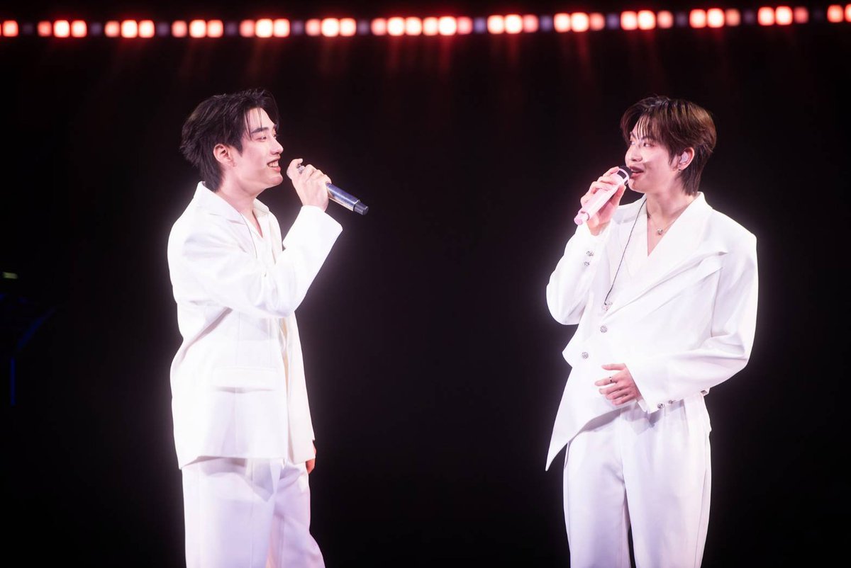 Hello_asian's tweet photo. ✨️เสียงสวรรค์ หูเคลือบทอง จากบ้าน #Domundi 
“นุนิว–เติ้ล–เฟิร์สวัน” รวมพลังเสียงแห่งการให้ส่งท้าย “SING INFINITY เพลงเพราะไม่รู้จบ” คอนเสิร์ตการกุศลเพื่อสภากาชาดไทย

CHAWARIN x 3Gens1Heart
#SINGINFINITYxNUNEW
TFO THE GIVING SINGER
#SINGINFINITYxTLEFIRSTONE
#TheGivingConcert3Generations1Heart #SINGINFINITYเพลงเพราะไม่รู้จบ
#คอนเสิร์ตการกุศล #DonationHUB #สภากาชาดไทย #iRedcross #workpointgroup  

(24 ตุลาคม 2569: กรุงเทพมหานคร) - Donation HUB สภากาชาดไทย ร่วมกับ เวิร์คพอยท์ กรุ๊ป จัดคอนเสิร์ตซีรีส์         การกุศล “The Giving Concert 3 Generations 1 Heart” ส่งท้ายกับคอนเสิร์ตที่ 3 “SING INFINITY เพลงเพราะไม่รู้จบ” รวมศิลปินไอดอลนำโดย นุนิว–ชวรินทร์, เติ้ล–มติมันท์ และเฟิร์สวัน–วรรณกร จากค่ายดูมันดิ พร้อมศิลปินรับเชิญหลากสไตล์ มาร่วมสร้างความสุขและสนับสนุนภารกิจช่วยเหลือเพื่อนมนุษย์ของสภากาชาดไทย ณ SiamPic Hall ชั้น 7 สยามสแควร์วัน
ต่อเนื่องจาก “Sing History เพลงรักในวันวาน” และ “Sing Memories เพลงหวานในความทรงจำ” ที่ถ่ายทอดบทเพลงและความทรงจำของผู้ชมต่างวัย ส่งท้ายด้วยคอนเสิร์ตครั้งที่สาม “SING INFINITY เพลงเพราะไม่รู้จบ” เติมเต็มโครงการด้วยพลังของศิลปินรุ่นใหม่เชื่อมความรักจากแฟนเพลงสู่การแบ่งปัน ภายใต้แนวคิดแม้ผู้คนจะเติบโตมาต่างยุค แต่มี “หัวใจของการเป็นผู้ให้” ร่วมกันได้
เปิดเวทีด้วยเพลง “ดอกไม้แห่งชีวิต” โดย วง Alters และอิ๊น–มาธวี ศิลปินจากค่าย Xebis Entertainment ก่อนส่งต่อความสนุกให้ Alters ในเพลง “choose or choice” และอิ๊น ในเพลง “รอบที่ล้าน” ตามด้วย เบนซ์ ข้าวขวัญ กับเพลง “ไปต่อไหวไปต่อไหม” และ “DayOne” ที่ร่วมเติมสีสันให้การแสดง จากนั้น เติ้ล–เฟิร์สวัน ถ่ายทอดเพลง “กลิ่นฝน” และ “จากนี้จะไม่ปล่อยมือ” ก่อนที่ นุนิว จะมอบความสุขผ่านเพลง “รักแท้” และ “คาตา” พร้อมช่วงพูดคุยและกิจกรรมร่วมกับสองพิธีกร อาร์ม–กรกันต์ สุทธิโกเศศ และอุล–ภาคภูมิ จงมั่นวัฒนา ที่ชวนเหล่าศิลปินมาสร้างรอยยิ้มและเสียงหัวเราะให้แฟน ๆ
อีกหนึ่งสีสันคือช่วง “ลูกทุ่งลิซึ่ม” ที่นำเสน่ห์เพลงลูกทุ่งไทยมาเชื่อมความสนุกของผู้ชมทุกวัย โดย เนย–ณัฏฐธิดา รื่นนุสาน หรือเนย หล่มเก่า และอ้น–ภานุวัฒน์ ดีสม หรือ อ้น ท.6 จากรายการ “ชิงช้าสวรรค์ 2026” ร่วมถ่ายทอดบทเพลงลูกทุ่ง พร้อมโชว์พิเศษเพลง “ยายแล่ม” จากเติ้ล–เฟิร์สวัน และอ้น ที่นำศิลปินต่างสไตล์มาร่วมแสดงบนเวทีเดียวกัน
ช่วงท้ายของคอนเสิร์ต เหล่าศิลปินร่วมขับร้อง “ดอกไม้แห่งชีวิต” บทเพลงที่ประพันธ์เนื้อร้องโดย คุณประภาส ชลศรานนท์ ศิลปินแห่งชาติ ถ่ายทอดความงดงามของการให้ที่สามารถผลิดอกเป็นความหวังและโอกาสใหม่ให้กับผู้อื่น เป็นบทเพลงส่งท้ายที่สะท้อนหัวใจสำคัญของคอนเสิร์ตการกุศลครั้งนี้ได้อย่างชัดเจน
ภายในงาน คุณจันทร์ประภา วิชิตชลชัย รองผู้อำนวยการสำนักงานจัดหารายได้ สภากาชาดไทย ได้กล่าวขอบคุณผู้ร่วมสนับสนุนและมอบช่อดอกไม้แก่ตัวแทนศิลปิน สะท้อนความร่วมมือจากทั้งผู้จัด ศิลปิน ผู้สนับสนุน และผู้ชม ที่ร่วมกันทำให้เวทีแห่งนี้เป็นส่วนหนึ่งของการส่งต่อความช่วยเหลือสู่สังคม ตลอด 133 ปี สภากาชาดไทยดำเนินภารกิจเคียงข้างประชาชน ทั้งการรักษาพยาบาล การบรรเทาทุกข์ผู้ประสบภัย การบริการโลหิต และการส่งเสริมคุณภาพชีวิตของผู้ด้อยโอกาส การร่วมบริจาคเข้าชมคอนเสิร์ตในครั้งนี้จึงเป็นอีกหนึ่งพลังที่ช่วยขับเคลื่อนภารกิจการช่วยเหลือของสภากาชาดไทยอย่างแท้จริง นำไปใช้ในการบรรเทาทุกข์ บำรุงสุข บำบัดโรค กำจัดภัยแก่ประชาชนผู้ยากไร้ ผู้ด้อยโอกาส และผู้ประสบภัยพิบัติต่อไป
“SING INFINITY เพลงเพราะไม่รู้จบ” ปิดท้ายโครงการ “The Giving Concert 3 Generations 1 Heart” ด้วยเสียงเพลงที่เชื่อมผู้คนต่างวัยเข้าด้วยกัน พร้อมส่งต่อความหมายว่า แม้คอนเสิร์ตจะจบลง แต่พลังแห่งการให้ยังคงดำเนินต่อไปได้อย่างไม่รู้จบ        ร่วมบริจาคเพิ่มเติมได้ที่ https://t.co/4edySojuc6