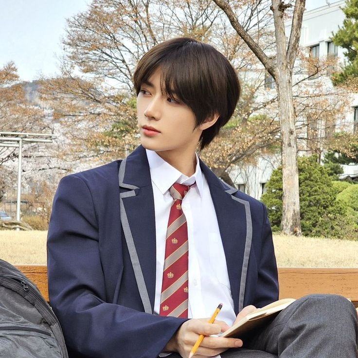 ghostingsoobin's tweet photo. the crush we’d all have at university https://t.co/qXVhx8VoYJ