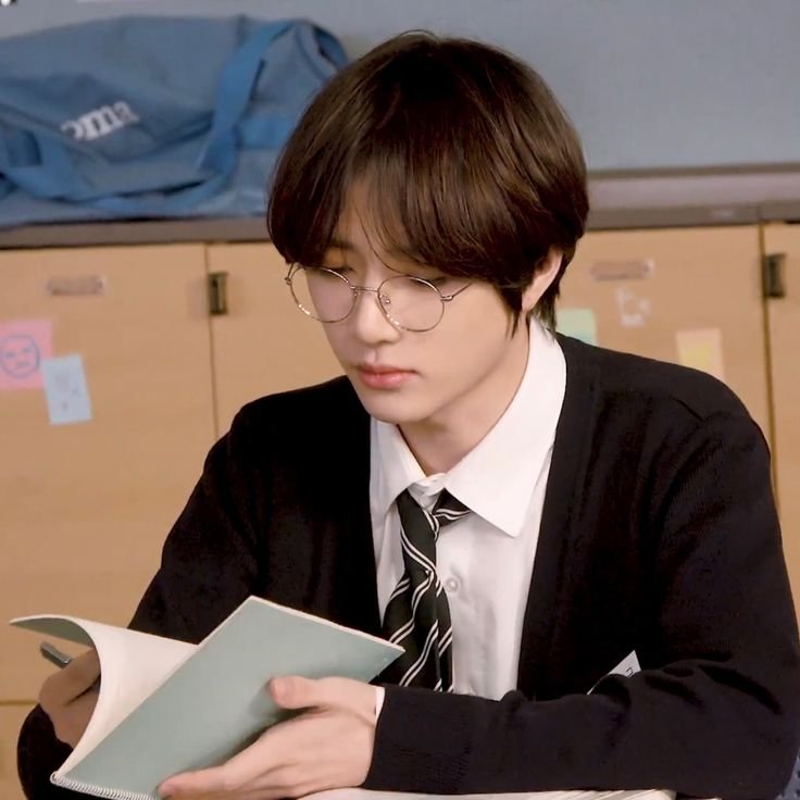 ghostingsoobin's tweet photo. the crush we’d all have at university https://t.co/qXVhx8VoYJ
