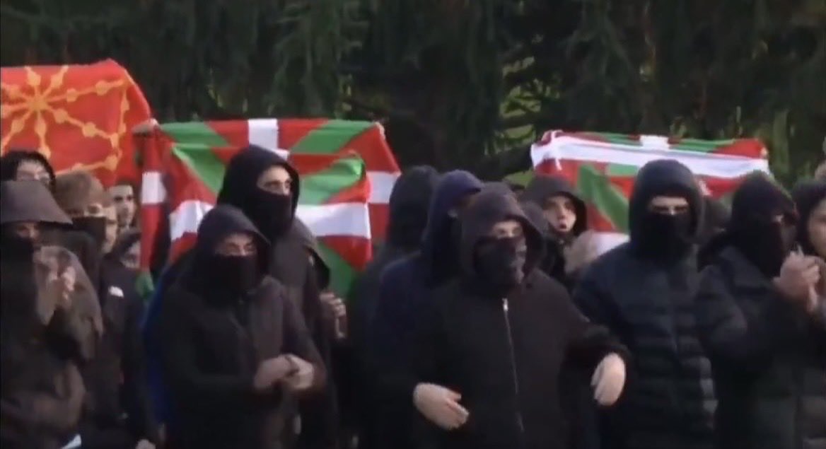 Sr__jacket's tweet photo. @CNTBilbao No sé, pero se dan un aire a estos que iban contra Vito hace un año en Navarra. https://t.co/fSlEP2wRbC