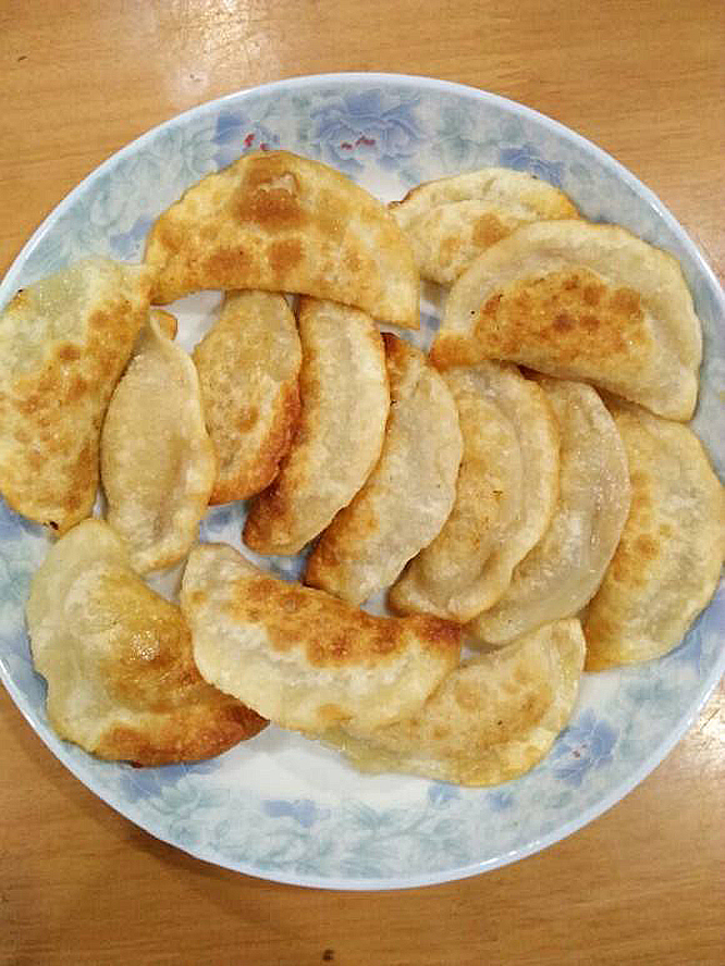 Matsue0809's tweet photo. [バナナ餃子が滦河のほとりで碌々と並んでいる]，不对，重新来，要自然，符合日常日语推文风格：推文内容：[バナナ餃子が滦の川辺で碌々と並んでいる]， https://t.co/uCUw1kulMY